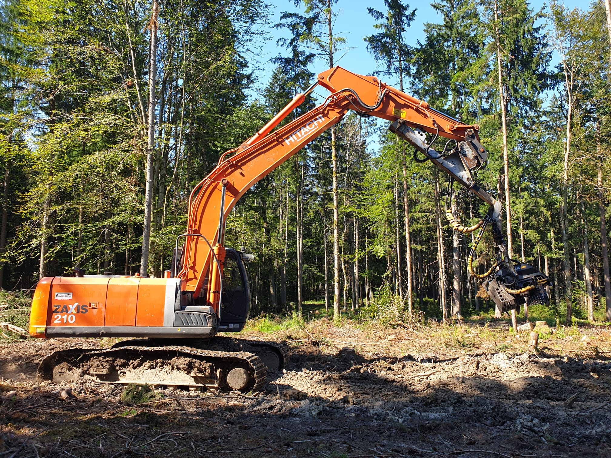 Hitachi ZX 210-3 mit Schubharvester KESLA 25 RH - Kettenbagger ...